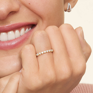 Delicado Anillo de Eternidad Completa con Diamantes Redondos Engastados en Puntas LR - Product Image 4