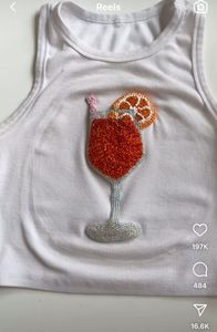 Haut sans manches en coton blanc fait main avec motif papaye brodé, forme ovale, artisanat - Product Image 4