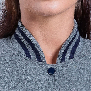 Veste universitaire grise pour femme avec manches marine, col boutonné, manches longues, design avec poches plaquées, idéale pour l'automne et l'hiver - Product Image 6