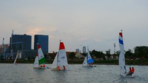 Velero de Lujo de 15 Pies para Deportes y Recreación en Ríos/Lagos en Varios Colores 475.5L X 185.9W X 0H Cm Compuesto - Product Image 5