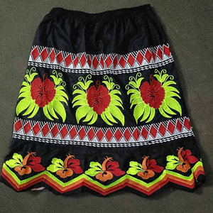 Jupes brodées populaires de style hawaïen, Kosrae, Pohnpei, Chuuk, avec des broderies polynésiennes des îles. - Product Image 5