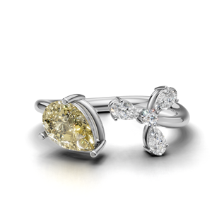 Anillo de Compromiso de Lujo en Oro Amarillo de 18K con Racimo de Diamantes en Forma de Pera, Centro Redondo con Detalles de Diamantes en Forma de Pera - Product Image 1