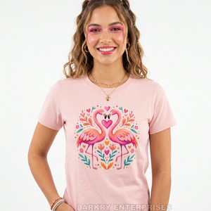 Camiseta Rosa para Mujer con Estampado Gráfico Personalizado, Diseño Floral de Flamencos, Fabricante de Camisetas de Algodón, Top Casual de Verano para Damas, Impresión DTG al por Mayor - Product Image 1