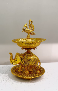 Lámpara de aceite Diya/Samai con acabado dorado, diseño de elefante real y pavo real, base de elefante intrincadamente detallada, hermoso pavo real hecho a mano, edición de otoño - Product Image 3