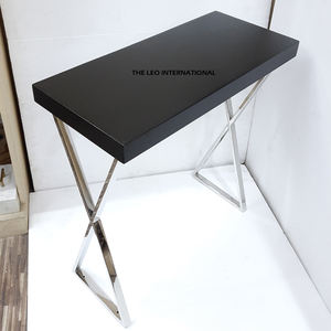 โต๊ะคอนโซลสีดำ วัสดุทำจากแผ่น MDF และสแตนเลส ดีไซน์รูปทรงสามเหลี่ยม ฐานขัดเงา แข็งแรงทนทาน - Product Image 1