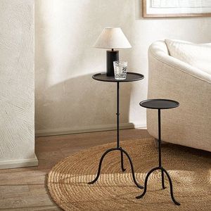 Table d'appoint géométrique en métal unique, servant de point focal artistique dans les environnements créatifs - Product Image 4