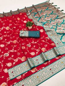 Sari Banarasi Spécial Fêtes avec des Pompons Élégants - Product Image 3