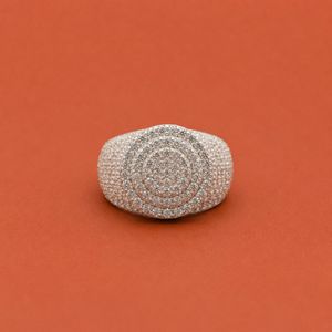 Bague de luxe pour homme en moissanite argentée, sertie de pierres rondes en grappe et halo, style glacé - Product Image 1