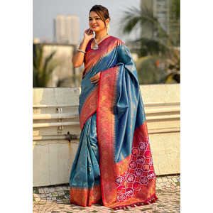 ผ้าซิ่รีสีน้ำเงินบริสุทธิ์จาก Elite Weaves พร้อมผ้าปาโตลาที่ถักด้วยดิ้นทอง และผ้าทอแบบตัดกัน  เสื้อผ้าอินเดียและปากีสถาน - Product Image 1