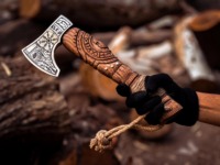 Hache de bûcheron artisanale Viking Art, tête de hache en acier à haute teneur en carbone, manche en bois noir, lame de 18 pouces, qualité industrielle, 2 kg