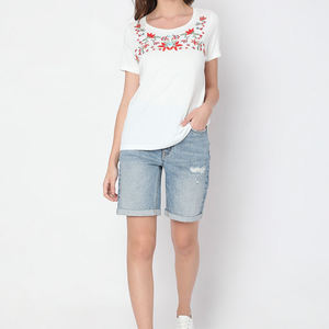 T-shirts brodés pour femmes, fabricant OEM, tee-shirt de mode haut de gamme avec détails de broderie cousus pour les marques de vêtements féminins modernes - Product Image 3