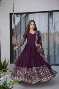 ชุดเดรส Anarkali ปักลายดีไซเนอร์ พร้อมผ้าคลุมไหล่ ผ้าจอร์เจตต์ฟ็อกซ์ ปักลายหนักประดับด้วยเลื่อม - Product Image 5