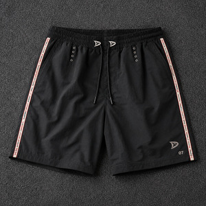 Pantalones Cortos Deportivos Y2K de Nylon Negro Mate para Hombre, Retro con Cinta Lateral Roja y Ojales Plateados, Estilo Urbano Atlético, Venta al por Mayor con MOQ Bajo - Product Image 1