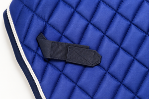 Tapis de selle matelassé bleu premium avec garniture décorative en cristal, logo Che Vaux, sangle de selle pour la compétition - Product Image 2
