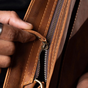 Bolso de mano de cuero genuino con costuras resistentes y compartimentos espaciosos, ideal para estilos de vida modernos a un precio razonable. - Product Image 5