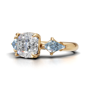 Bague de fiançailles en or jaune/blanc et or rose 18 carats avec diamant de laboratoire taille coussin et trois pierres, ornée de pierres latérales bleues en forme de cerf-volant - Product Image 4