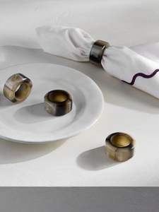 Anneau de serviette en résine de qualité supérieure avec accent doré pour une expérience culinaire de luxe - Product Image 2