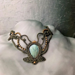 Collier ras du cou en macramé fait main avec pendentif goutte en labradorite, cordon vert réglable, bijoux en pierre naturelle, cadeau bouddhiste - Product Image 4