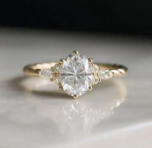 Anillo de Compromiso de Moissanita con Corte Ovalado, Lujoso y Vintage, Chapado en Oro de 14K, con Engaste de Garras, Anillo de Boda, Nupcial o de Aniversario - Product Image 5