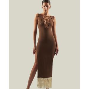 Vestido de Noche Marrón con Cuello Cruzado y Flecos, Sin Mangas, Hasta la Rodilla, de Tela Satén Transpirable, Precio al por Mayor - Product Image 1