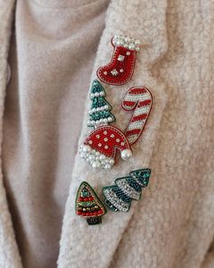 Broche Artesanal Bordado con Cuentas de MD HANDICRAFTS, de Uttar Pradesh, para Bodas y Fiestas de Moda Moderna y Vintage - Product Image 4