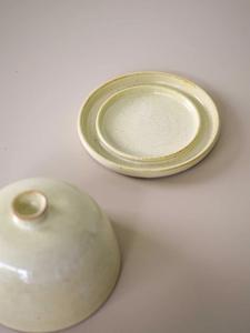 Boîte à beurre minimaliste en forme de dôme avec couvercle à poignée, plat de service profond, finition émaillée lisse, élégante boîte à beurre de cuisine - Product Image 3