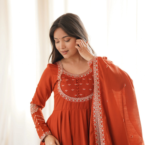 Robe Anarkali en soie romaine brodée de qualité supérieure, pantalon et dupatta, tenue ethnique élégante pour occasions festives, tissu respirant, tombé fluide. - Product Image 1