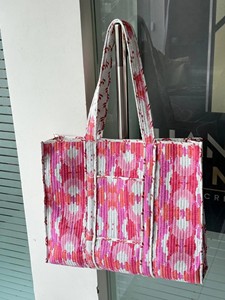 กระเป๋าโท้ทแบบควิลท์ สะพายไหล่  ผ้าฝ้ายรักษ์โลก ซักได้  ซิปปิด  ลายพิมพ์มือ  โลโก้ปรับแต่งได้  ใช้ได้ทั้งวันธรรมดาและวันหยุดสุดสัปดาห์ - Product Image 5