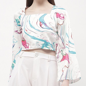 Chemisier court en satin blanc pour femme, imprimé marbré, dos lacé, manches cloche, col carré - Fabricant de vêtements - Product Image 1