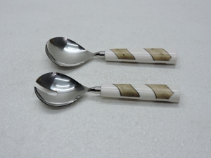 Cuillères à salade en acier inoxydable avec poignée en résine, élégants ustensiles de service pour les gammes de produits culinaires sélectionnés, destinés aux détaillants de articles ménagers de boutique. - Product Image 2