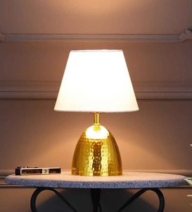 Lámpara de Mesa Decorativa Moderna KS International, Hierro Martillado Dorado, Hecha a Mano, Ecológica, con Bombillas Halógenas y Pantalla de Tela - Product Image 1