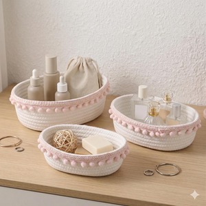 Juego de 3 cestas de macramé blancas con diseño de pompones para almacenamiento de productos de cuidado de la piel y maquillaje, organizador elegante para el hogar, procedentes de la India. - Product Image 3