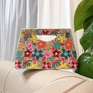 Bolso de lujo hecho a mano, perfecto para bodas y fiestas, con arte floral llamativo y acabado de bordado con cuentas de alta calidad. - Product Image 1