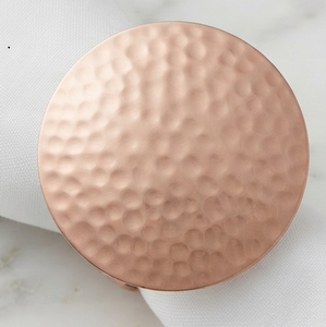 Anneaux de serviette en métal martelé or rose de forme personnalisée, style élégant, pour mariage, hôtel, restaurant, support de serviette personnalisé en usine - Product Image 4