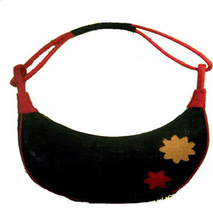 Sac à bandoulière en toile de jute demi-lune Lowellcraft avec appliqué floral de Delhi - Product Image 3