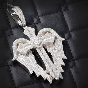 Colgante de Cruz con Alas de Ángel de Moissanita Iced Out, Colgante de Cruz de Moissanita con Corte Baguette Estilo Hip Hop, Colgante Religioso de Lujo con Brillo - Product Image 1