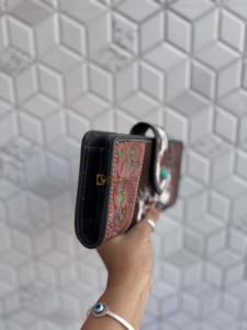 Cartera de Cuero de Alta Calidad con Grabado y Diseño Vintage, Cierre con Botón Turquesa, Cartera de Mujer para Uso Diario - Product Image 2