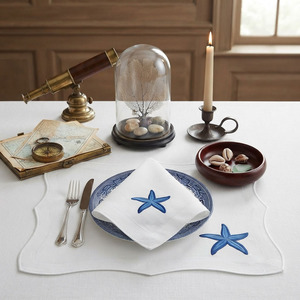 Juego de Manteles Individuales y Servilletas Bordados Personalizados al por Mayor con Estrellas de Mar Azules, Bordes Festoneados, de Lino, Lavables a Máquina, para el Hogar, Días Festivos y Eventos - Product Image 1