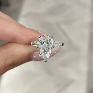 Bague à trois pierres en diamant de laboratoire de forme poire de 3,01 à 3,50 carats, collection élégante de bagues en diamant pour fiançailles, fête, mariage - Product Image 3
