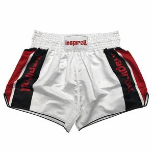 Shorts de Muay Thai personnalisés en gros pour clubs - Respirants, extensibles, séchage rapide, unisexe, pour adultes, pour la boxe et les arts martiaux - Product Image 1