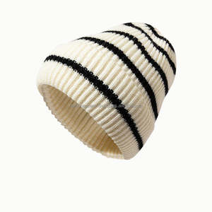 Nardon Apparel Vente en gros Bonnet tricoté uni avec patch tissé personnalisé Bonnets tricotés en acrylique chaud de haute qualité - Product Image 6