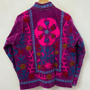 Chaqueta corta de terciopelo con bordado Suzani, chaqueta artesanal, abrigo vintage, regalo de Navidad para mujer, chaqueta de invierno, atuendo para el Día de Acción de Gracias - Product Image 1