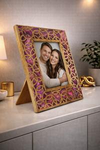 Cadre photo familial élégant en résine avec détails peints à la main, accessoire décoratif pour armoire de salon - Product Image 4