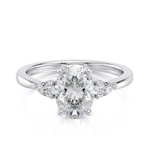 Bague de fiançailles à trois pierres en diamant de laboratoire ovale de 2,30 carats, or blanc 14 carats, pierre latérale en forme de poire, bijoux de mariée - Product Image 1