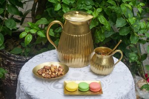 Pichet minimaliste fini or, carafe élégante, idéal pour la présentation sur la table basse et le service de boissons à la maison, vente en gros depuis l'Inde - Product Image 3