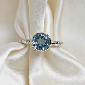 Anillo de Compromiso Clásico de Topacio Azul Natural en Plata de Ley 925 con Engaste de Puntas, Anillo de Boda de Lujo - Product Image 1