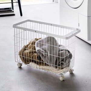 Panier à linge classique en fer, idéal pour le rangement des vêtements sales dans les maisons familiales et les appartements - Product Image 1