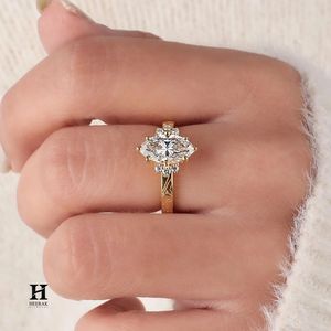 Anillo de compromiso vintage con diamante de laboratorio talla marquesa, banda grabada con patrón en oro amarillo de 14K, anillo tipo racimo - Product Image 2