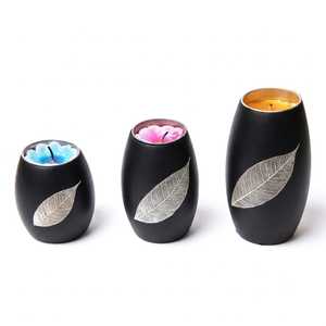 Juego de Portavelas Ovalados Modernos Hechos a Mano con Recubrimiento de Polvo Negro y Grabado de Hojas para Decoración Navideña del Hogar - Product Image 1