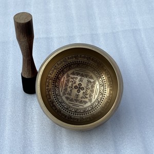 Bol chantant tibétain en laiton de haute qualité Evana avec marteau et coussin pour la méditation et la thérapie, décoration d'intérieur, bol sonore - Product Image 6